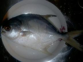 用适量盐涂抹鱼身，将其腌制30分钟