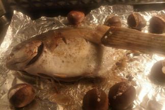 烤至鱼干皮后刷一层食用油，期间可翻面反复刷几次油