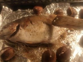 烤至鱼干皮后刷一层食用油，期间可翻面反复刷几次油