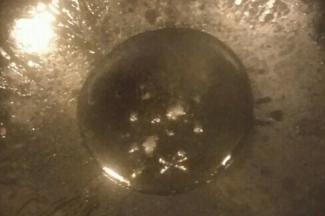 另起一锅，开小火，倒入适量油