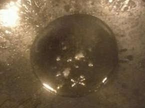另起一锅，开小火，倒入适量油