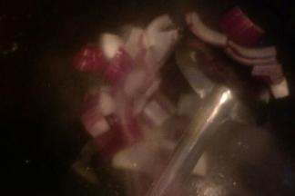 油温七成热倒入圆葱炒香