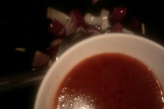 把豆瓣酱加入清水搅拌均匀倒入