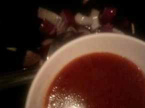 把豆瓣酱加入清水搅拌均匀倒入