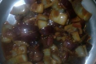 翻炒至汤汁浓稠后关火装入另一烤盘，我用了个圆形