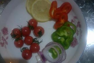 把青红椒也切圈，柠檬切片