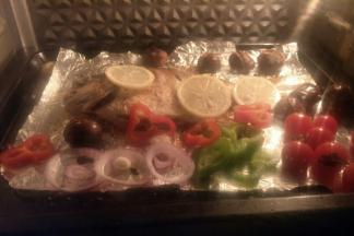 在鱼熟的时候，把蔬菜圈和柠檬，西红柿放入烤盘烤5分钟