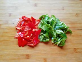 青红椒洗干净切成滚刀块。
