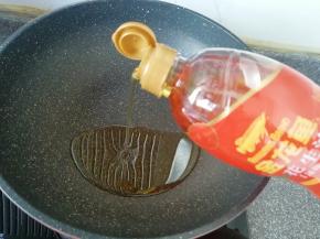 炒锅烧热倒入适量的花生油。