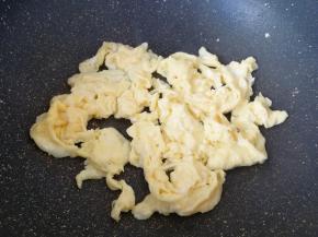倒入蛋液炒熟，盛出备用。