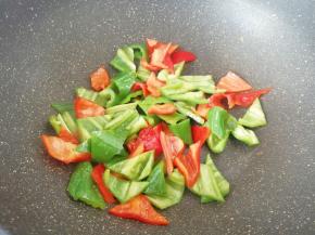 加一点点盐翻炒均匀。