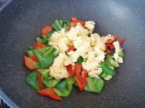 下入炒好的鸡蛋翻炒均匀。