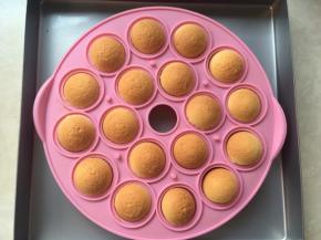 入烤箱中层170度烤20分钟，出炉揭掉顶层的模具，放一旁降温
