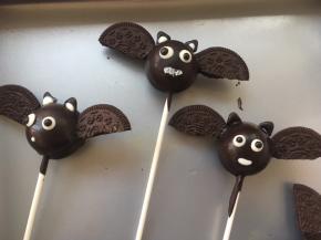 白巧克力挤上线条，就是小僵尸啦，再用白巧克在嘴巴处挤上一条直线，用牙签划几道，形成牙齿
