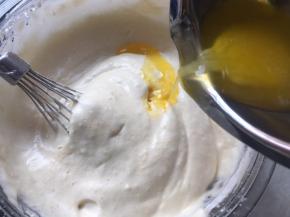 一点点加入凉透的黄油液，边加入边翻拌均匀