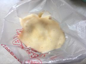 之后将翻拌好的面糊装入裱花袋，烤箱预热170度
