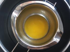 黄油放入巧克力熔锅内，隔水加热至黄油融化，之后放一旁降温
