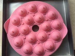 之后盖上顶层模具
