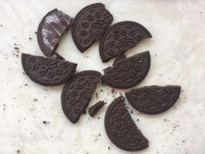 奥利奥饼干去掉内芯，之后用刀对切，将每一片分成2半