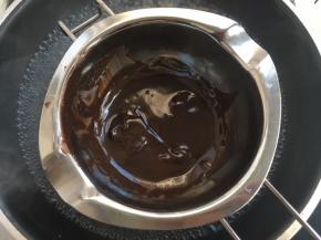 巧克力熔锅内加入适量的黑巧克力，隔水加热至巧克力融化
