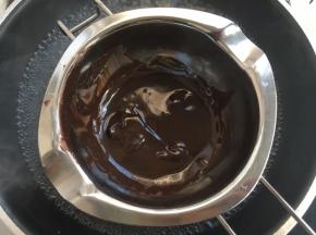 巧克力熔锅内加入适量的黑巧克力，隔水加热至巧克力融化
