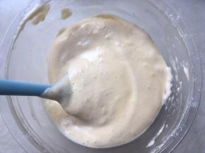 最后再用刮刀将底下蛋抽够不到的地方翻拌均匀，全蛋液很容易消泡，切记不要过度翻拌
