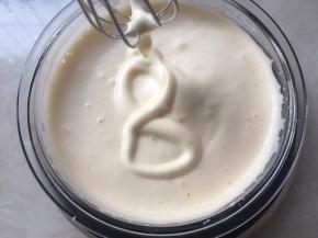 之后将全蛋液隔温水打发，打发至蛋液浓稠，开始出现纹路，打蛋器提起的蛋液滴下来画个8字，8字不会消失即可
