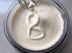 之后将全蛋液隔温水打发，打发至蛋液浓稠，开始出现纹路，打蛋器提起的蛋液滴下来画个8字，8字不会消失即可
