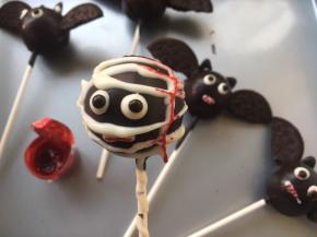 牙签沾上惠尔通红色色膏，在牙齿、眼球、僵尸吧绑带处涂抹上适量的红色，万圣节的礼物就做好啦 