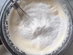 分两次加入过筛后的低筋面粉，先用蛋抽翻拌均匀
