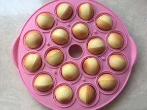 蛋糕凉透后，将接口处处理光滑，之后插上棒棒糖纸棒
