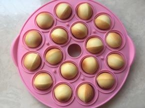 蛋糕凉透后，将接口处处理光滑，之后插上棒棒糖纸棒
