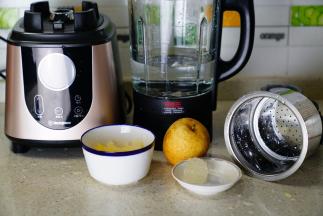 如图这款菜谱用到的有梨子1个，泡发的银耳适量，冰糖1块，熟芝麻适量。