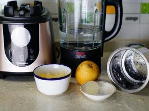 如图这款菜谱用到的有梨子1个，泡发的银耳适量，冰糖1块，熟芝麻适量。