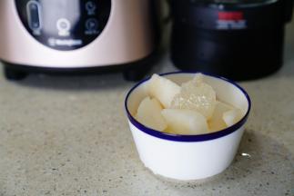 梨子去皮去核切块，将银耳压在梨子块下面，然后再加入一块冰糖。冰糖的用量随自己家人的口味来添加。