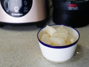 梨子去皮去核切块，将银耳压在梨子块下面，然后再加入一块冰糖。冰糖的用量随自己家人的口味来添加。