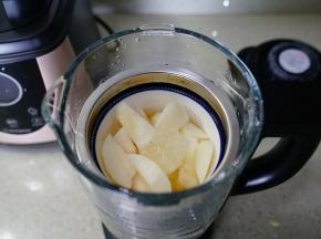 杯里加入适量水，将炖碗装在蒸网里面，再放至在杯子里。