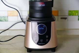 将玻璃杯装放在破壁机座上，选择好养生煲的烹饪模式。