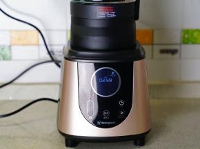 将玻璃杯装放在破壁机座上，选择好养生煲的烹饪模式。