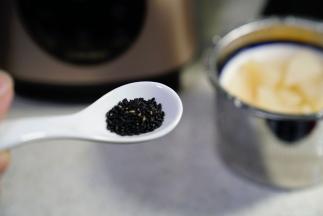 然后吃的时候可以再按我们个人喜好添加葡萄干或是枸杞或是跟我一样加一点熟芝麻提个口感。