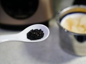 然后吃的时候可以再按我们个人喜好添加葡萄干或是枸杞或是跟我一样加一点熟芝麻提个口感。