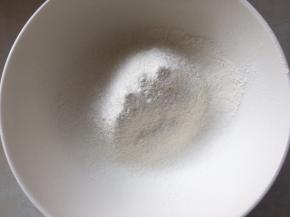 低筋面粉过筛两遍，放一旁备用
