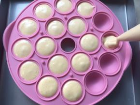 裱花袋剪个小口，将面糊挤入硅丽棒棒糖模具内，满模具即可，配方中的量挤满模具后，正好还剩下一点，可以转入硅丽小杯内
