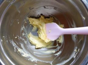 先制作派皮：将黄油切成小块，在室温下软化至顺滑。