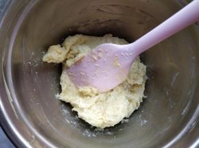 倒入细砂糖、水和低筋粉拌匀。