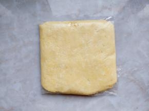 将面团装入保鲜袋中，放入冰箱冷藏半小时左右，让面团更均匀细腻。