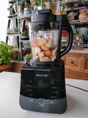 接下来制馅：把苹果洗净，去核，切成大块，加适量水，放入米厨破壁机中，选择“酱料”选项，默认6分钟，直接启动。