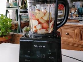 接下来制馅：把苹果洗净，去核，切成大块，加适量水，放入米厨破壁机中，选择“酱料”选项，默认6分钟，直接启动。