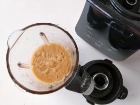 大约搅打30秒左右，苹果已经完全呈细腻的果泥状，连果皮也完全搅碎了。