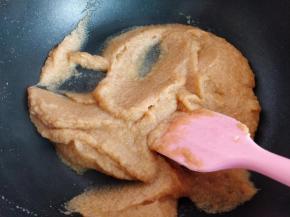 将打好的果泥倒入不粘炒锅中，加入淀粉，小火翻炒几下到粘稠，盛出晾凉备用。